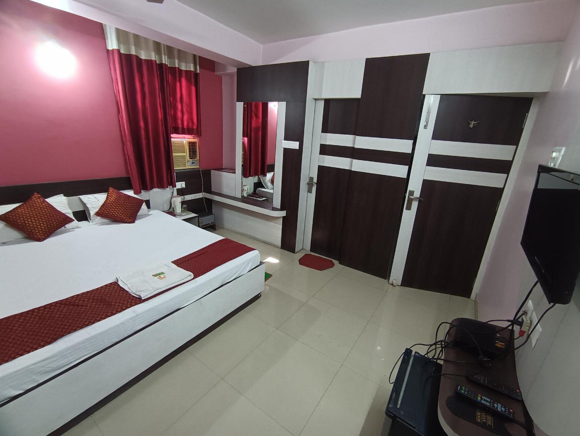 Hotel Viraat Inn Гая Экстерьер фото