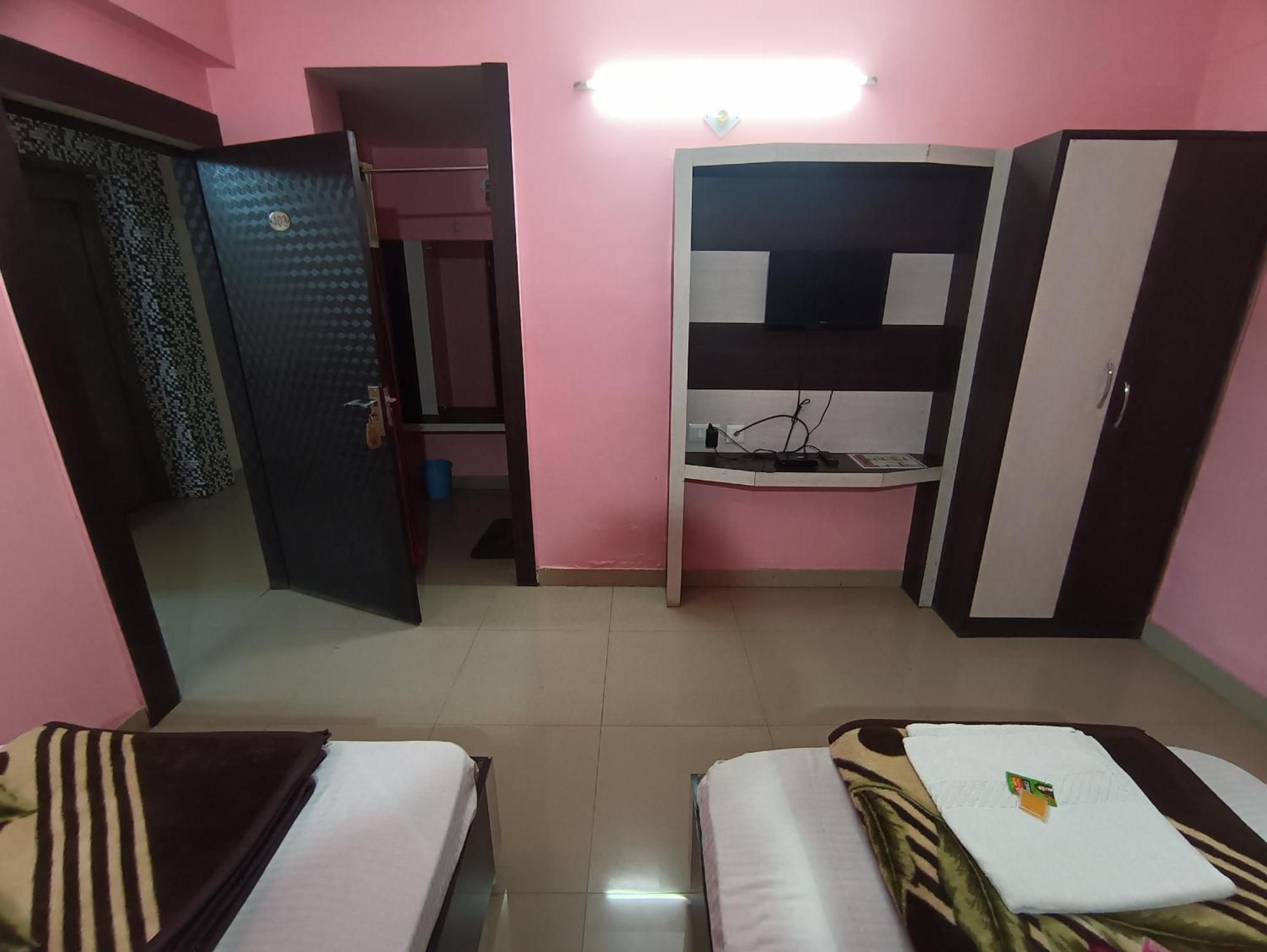 Hotel Viraat Inn Гая Экстерьер фото