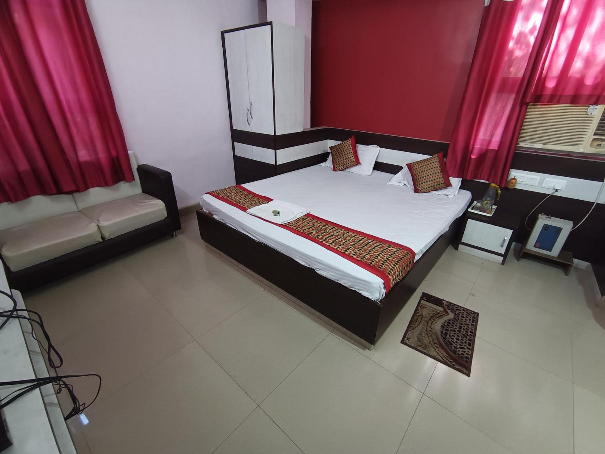 Hotel Viraat Inn Гая Экстерьер фото