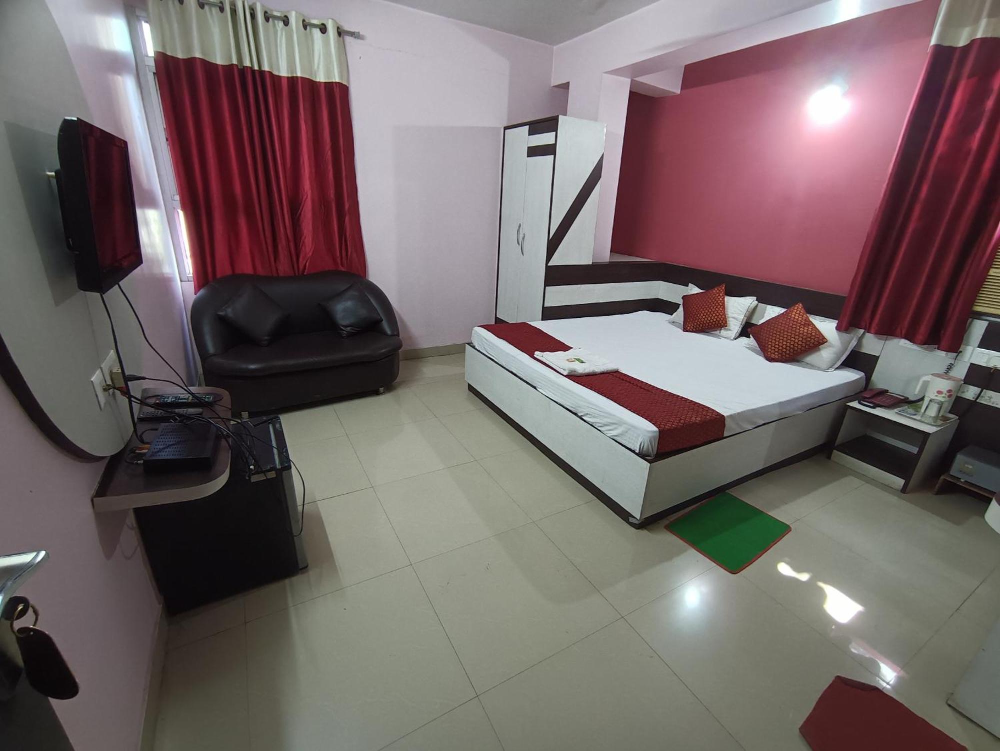 Hotel Viraat Inn Гая Экстерьер фото
