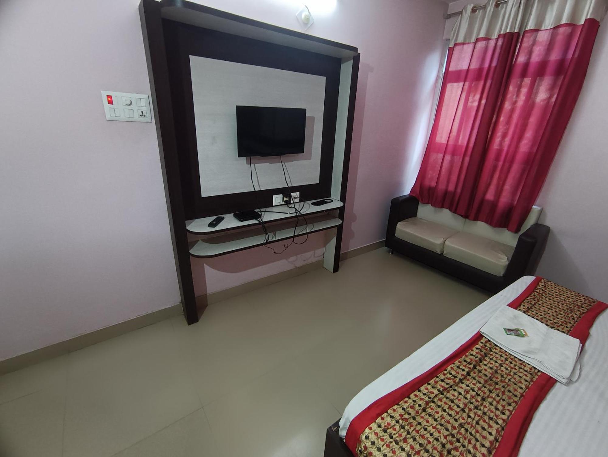 Hotel Viraat Inn Гая Экстерьер фото