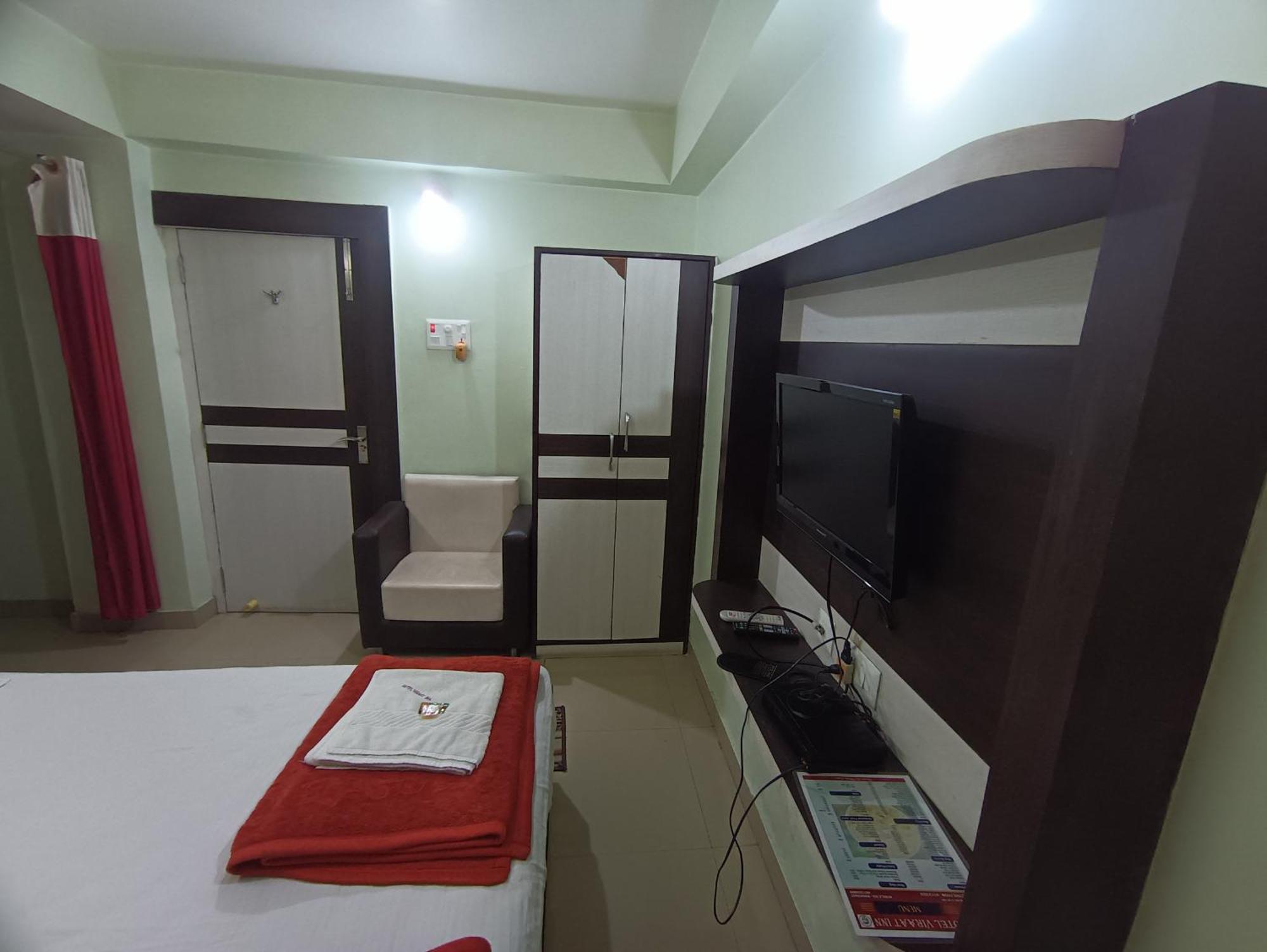 Hotel Viraat Inn Гая Экстерьер фото