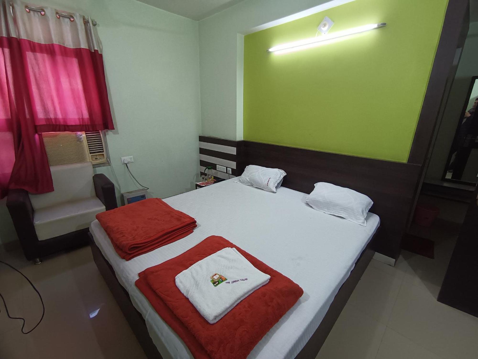 Hotel Viraat Inn Гая Экстерьер фото