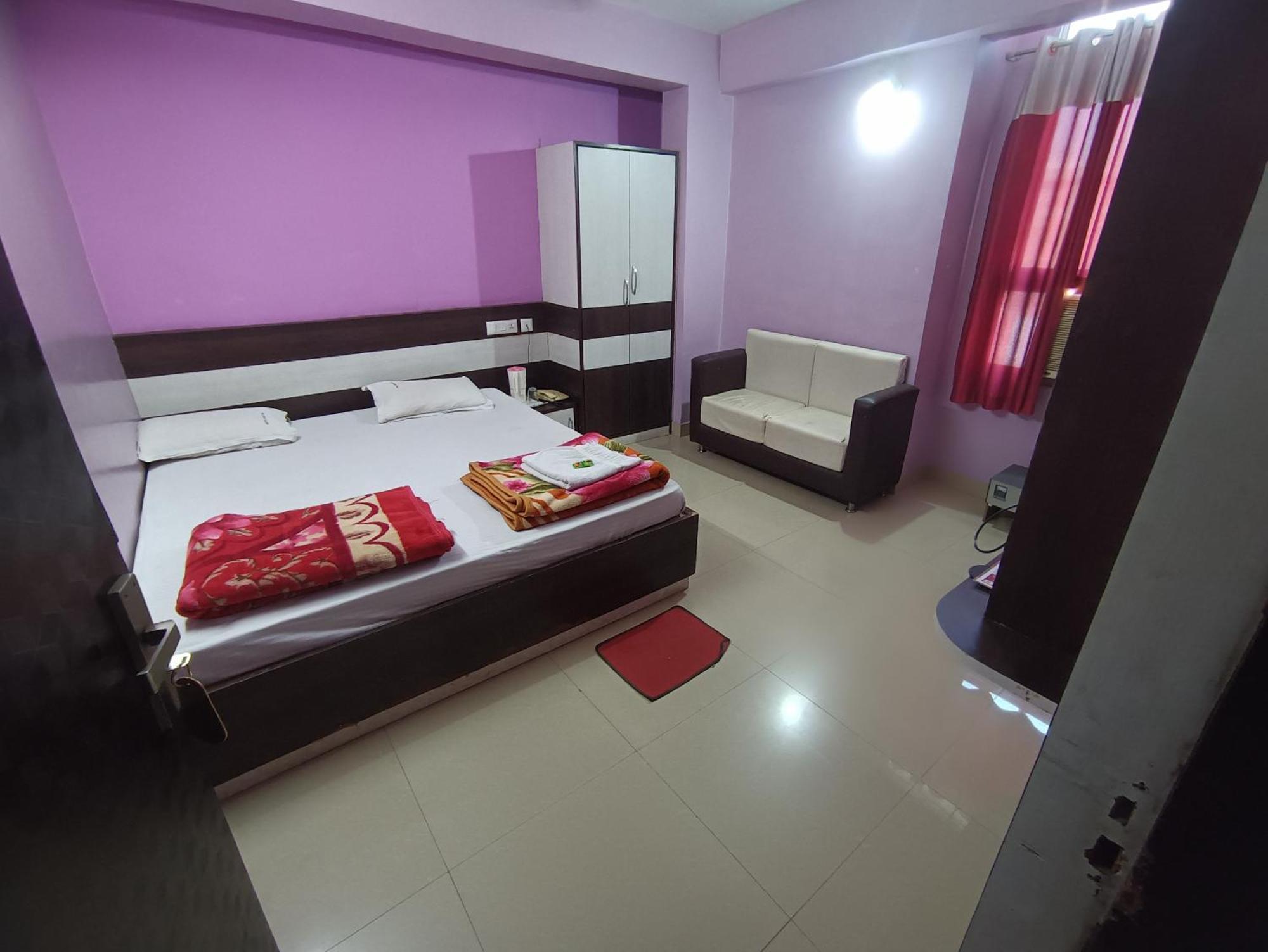 Hotel Viraat Inn Гая Экстерьер фото
