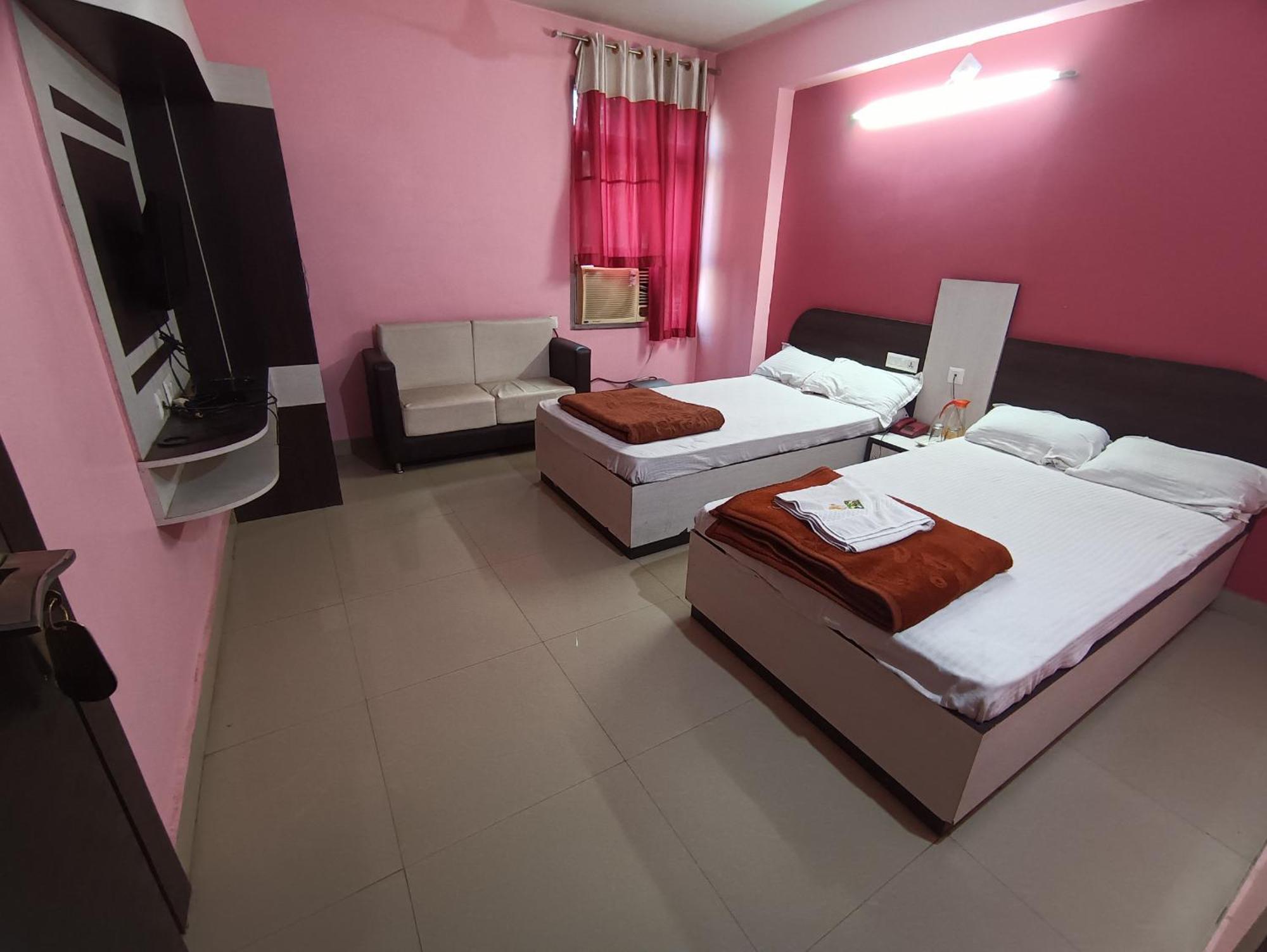 Hotel Viraat Inn Гая Экстерьер фото