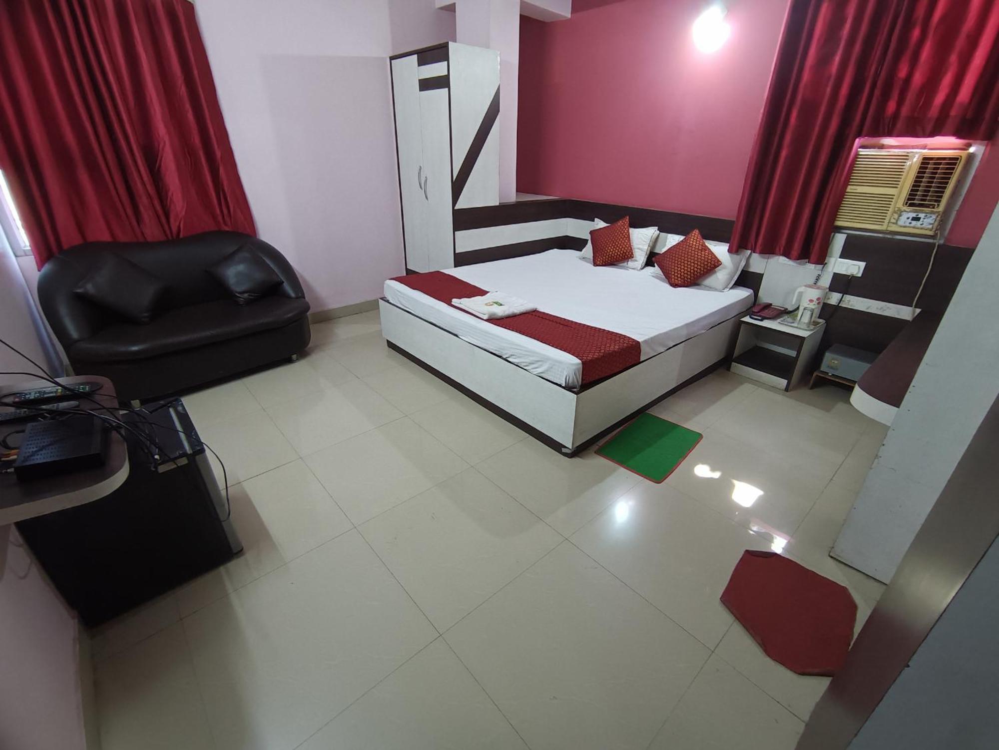Hotel Viraat Inn Гая Экстерьер фото