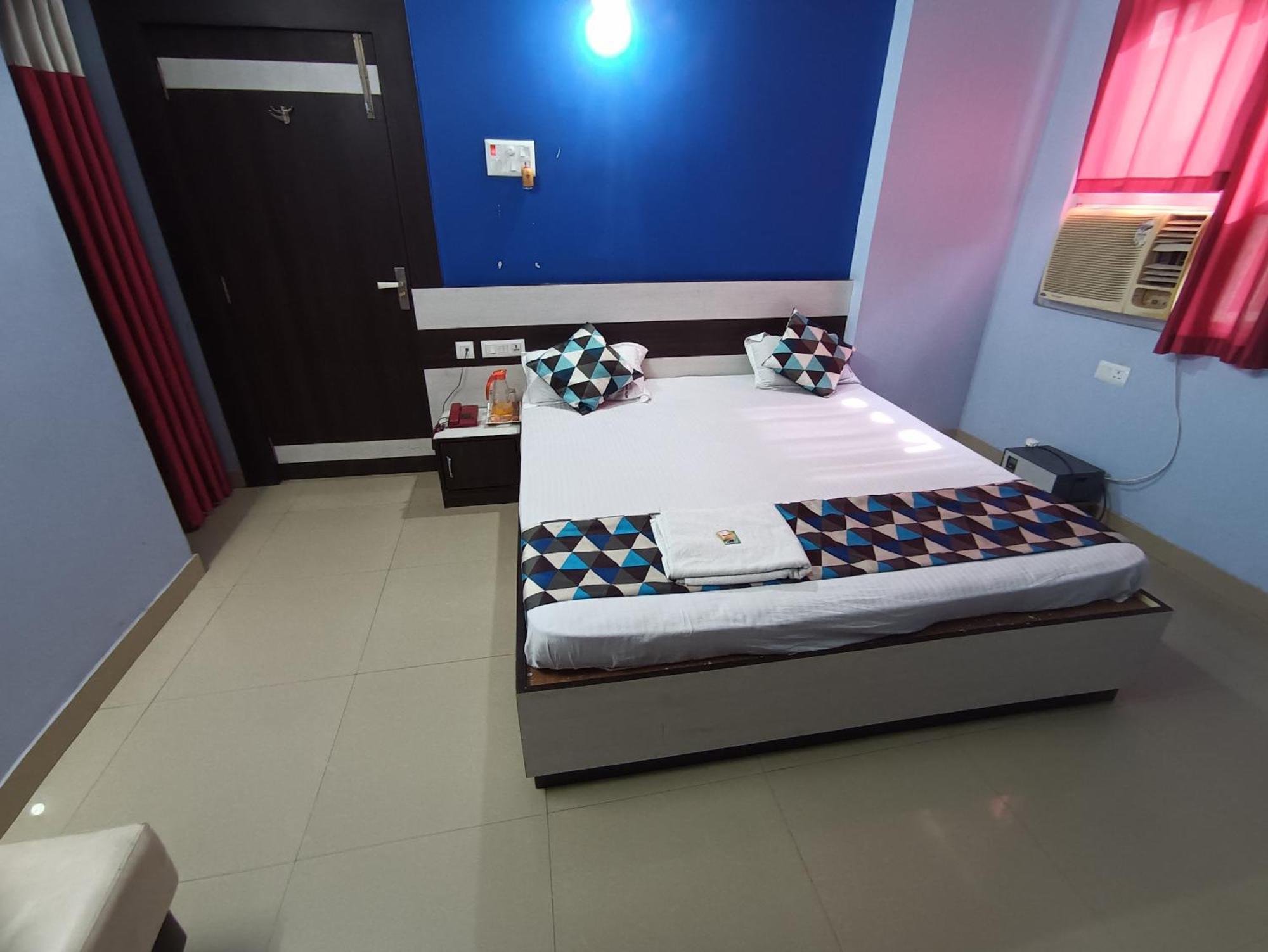 Hotel Viraat Inn Гая Экстерьер фото