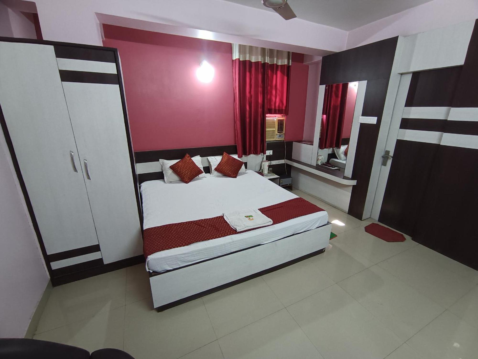 Hotel Viraat Inn Гая Экстерьер фото