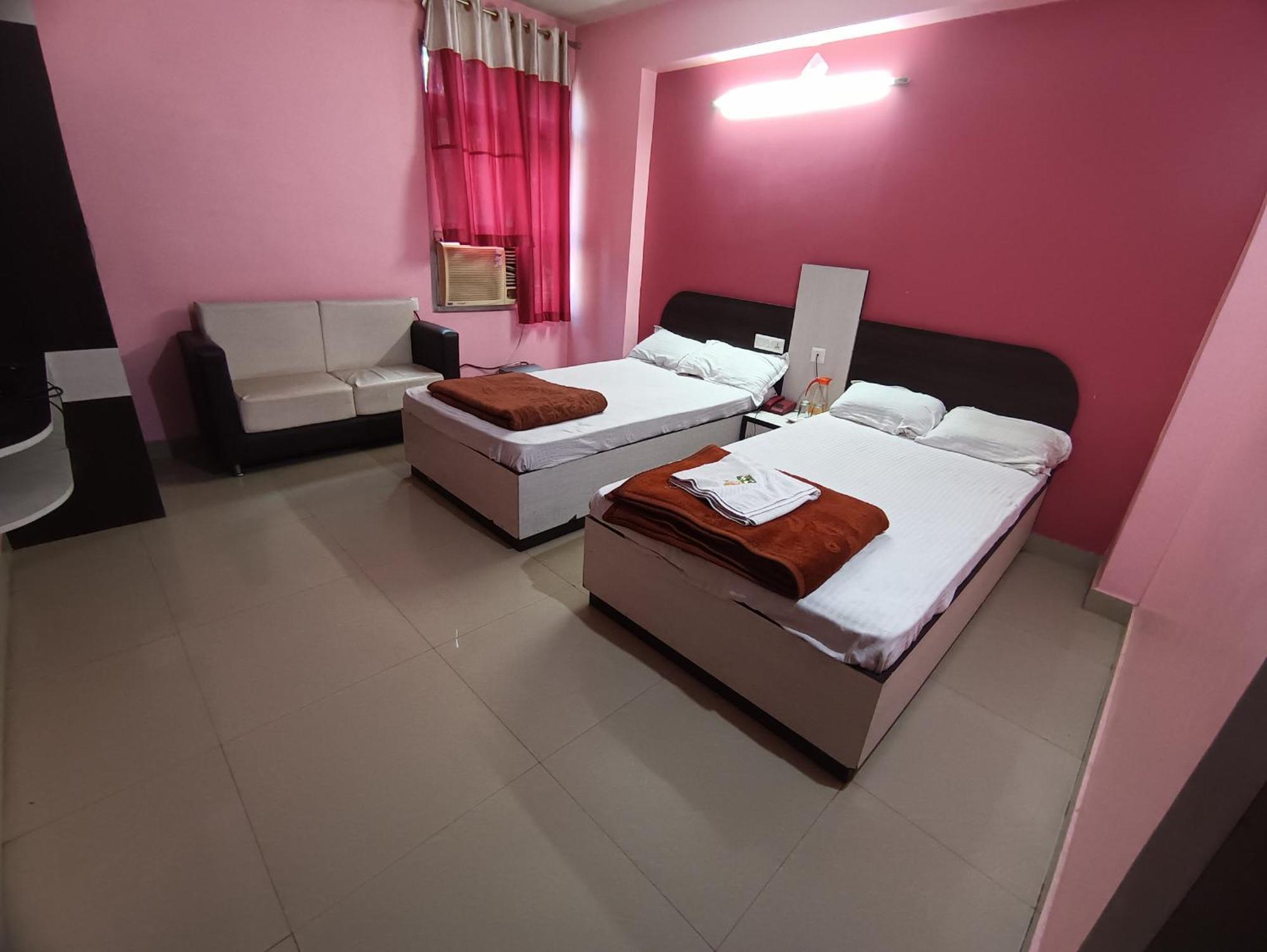 Hotel Viraat Inn Гая Экстерьер фото