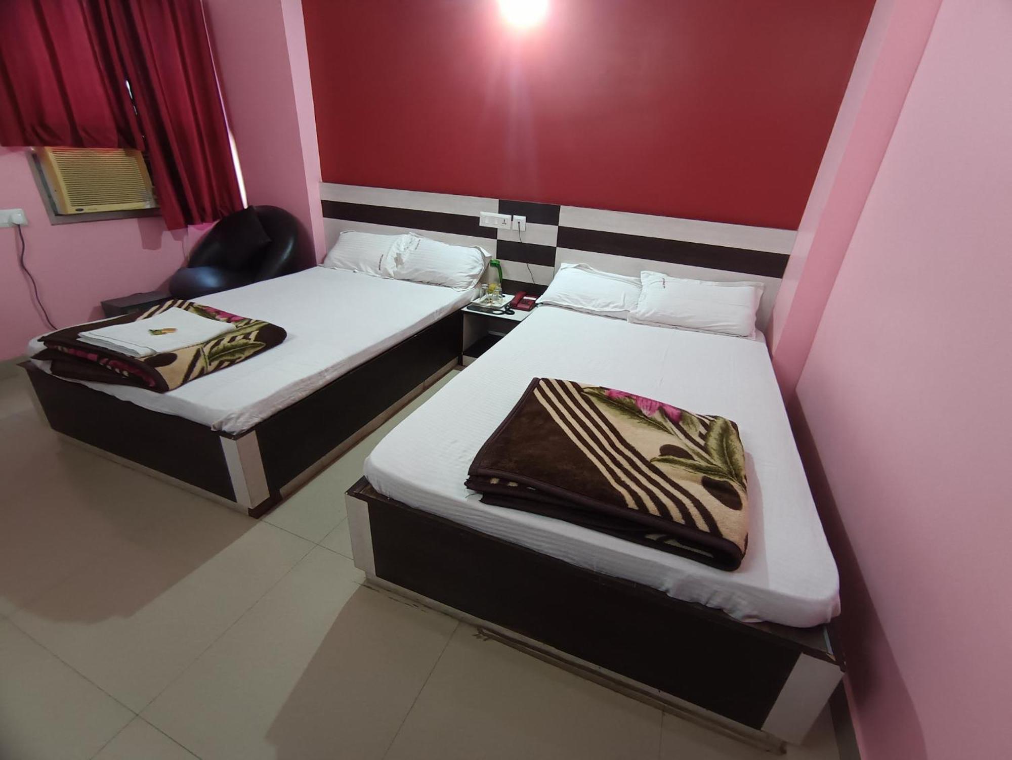 Hotel Viraat Inn Гая Экстерьер фото