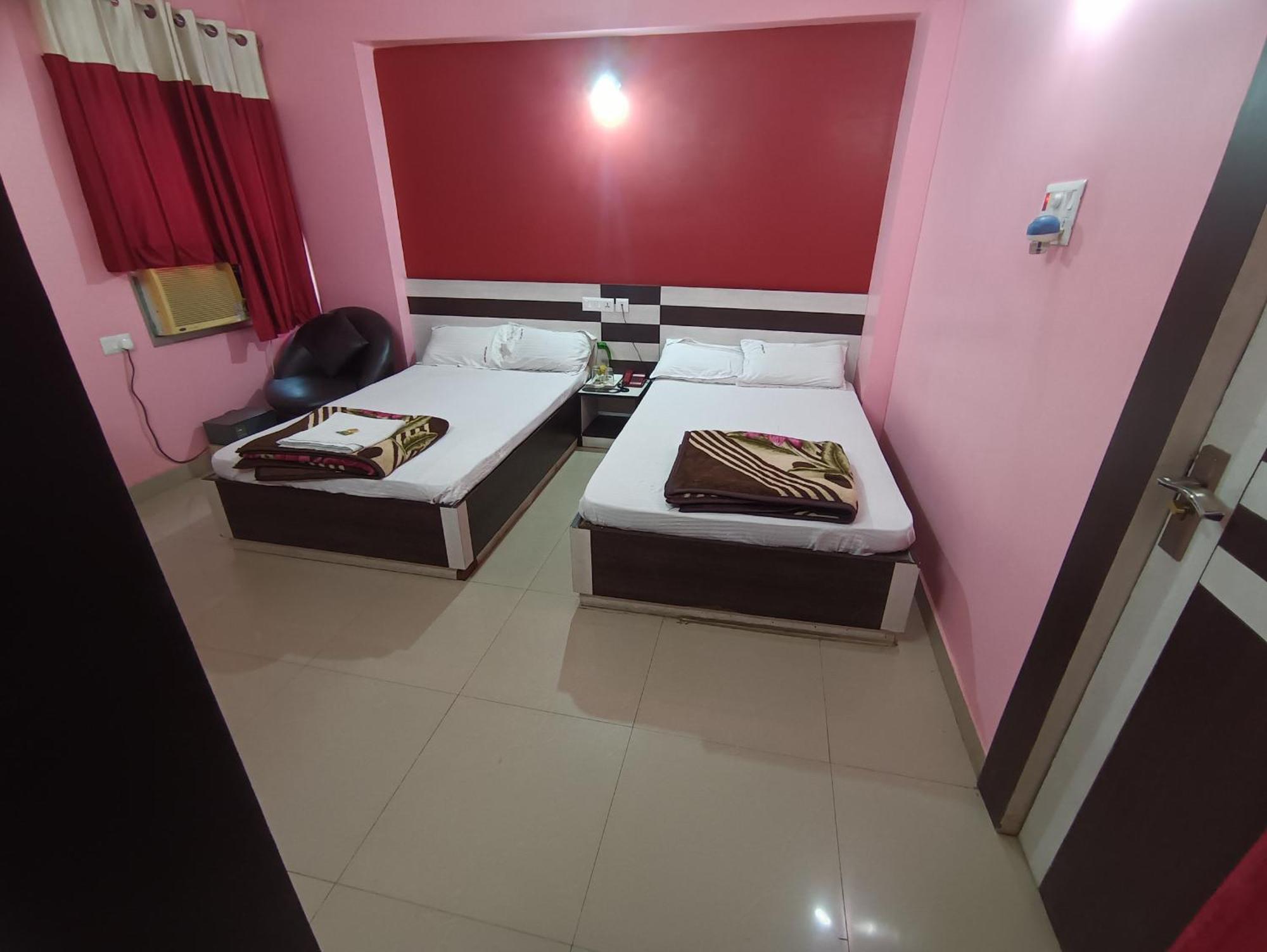 Hotel Viraat Inn Гая Экстерьер фото