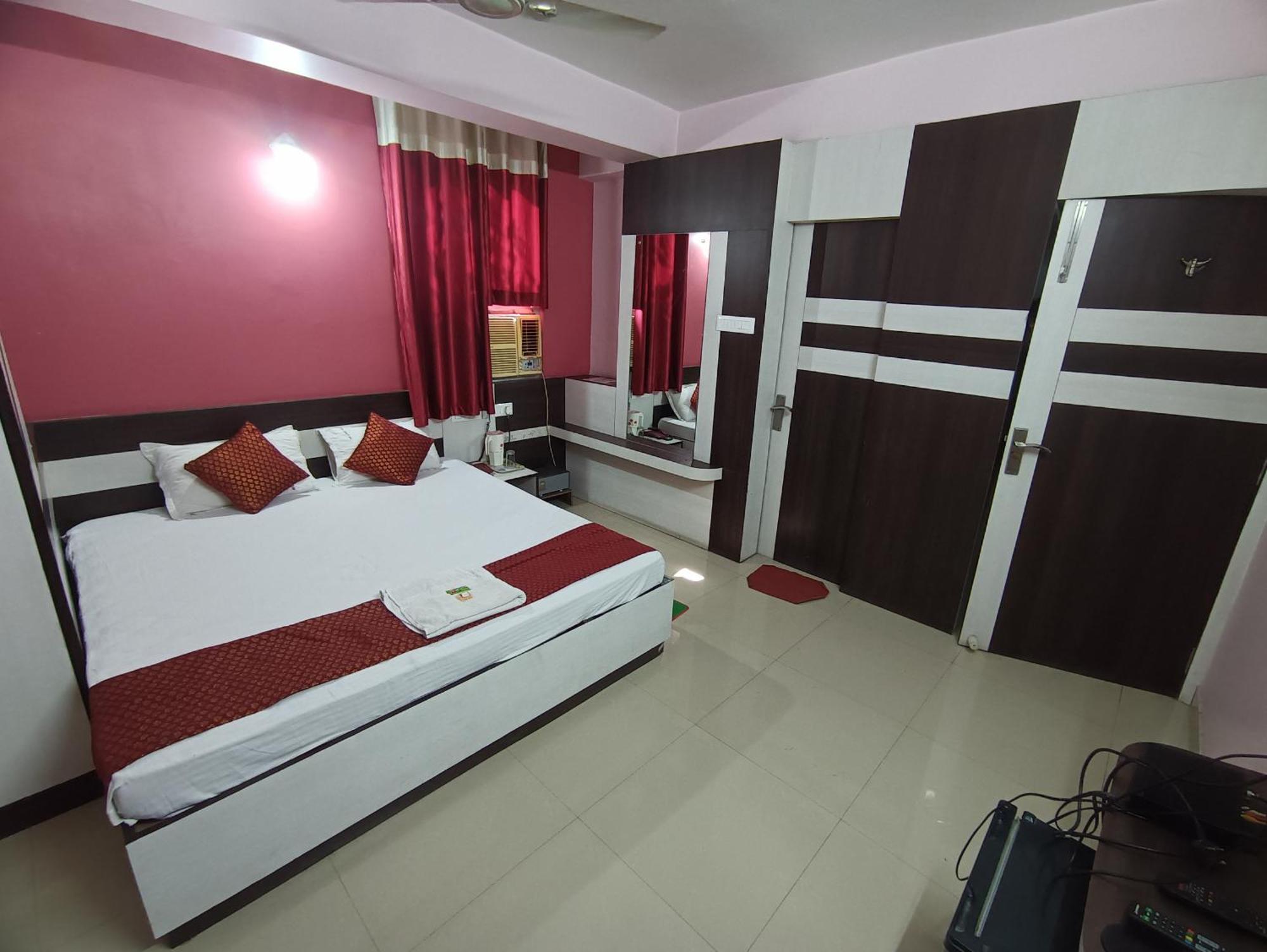 Hotel Viraat Inn Гая Экстерьер фото