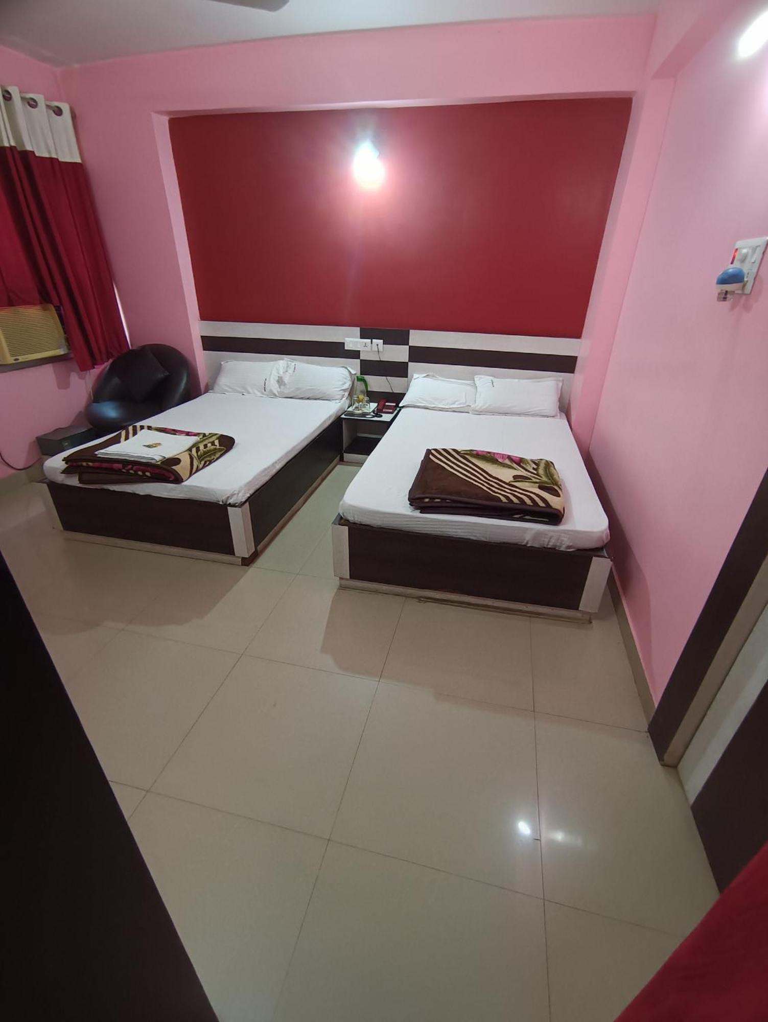 Hotel Viraat Inn Гая Экстерьер фото