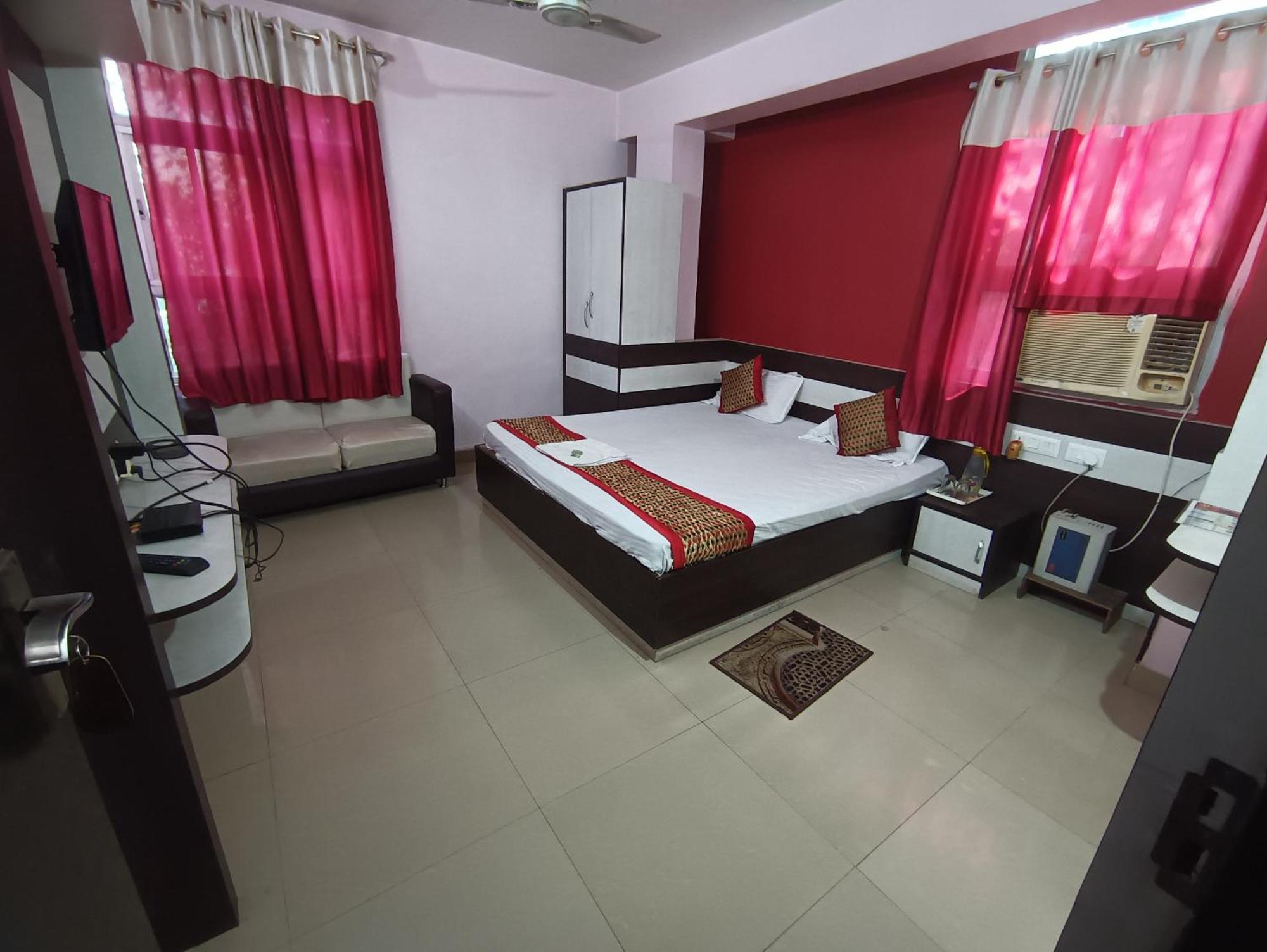 Hotel Viraat Inn Гая Экстерьер фото