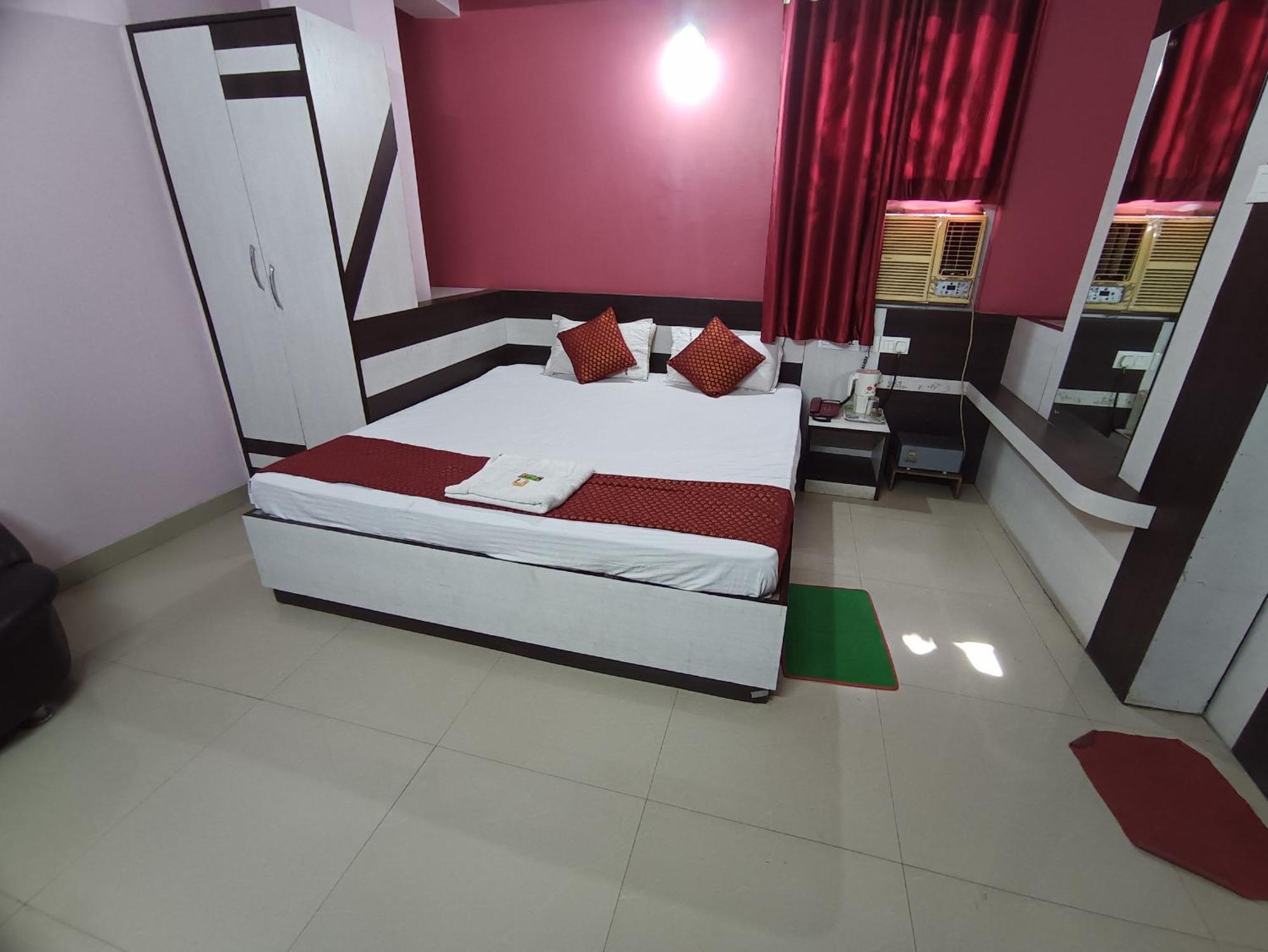 Hotel Viraat Inn Гая Экстерьер фото