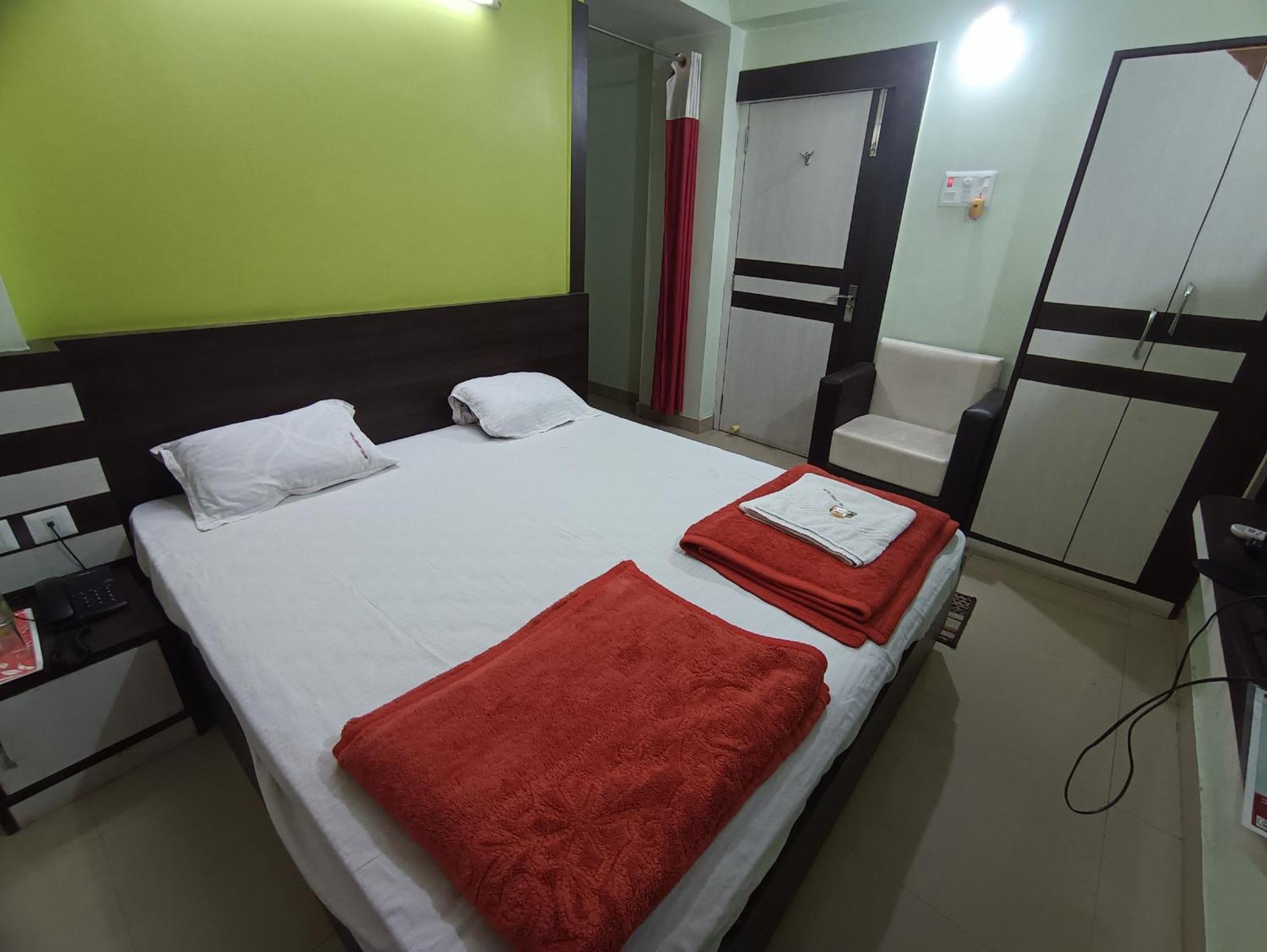 Hotel Viraat Inn Гая Экстерьер фото