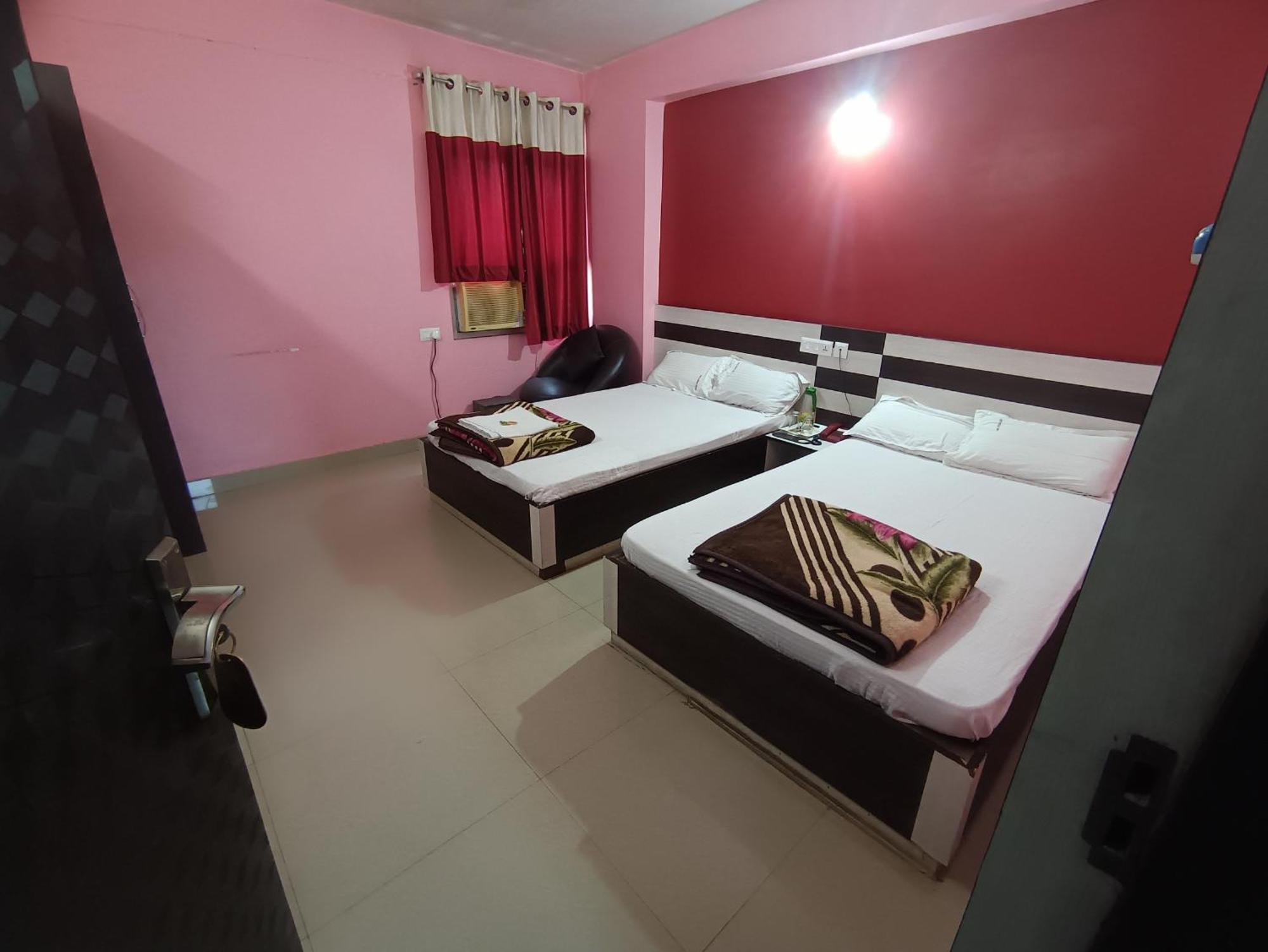 Hotel Viraat Inn Гая Экстерьер фото