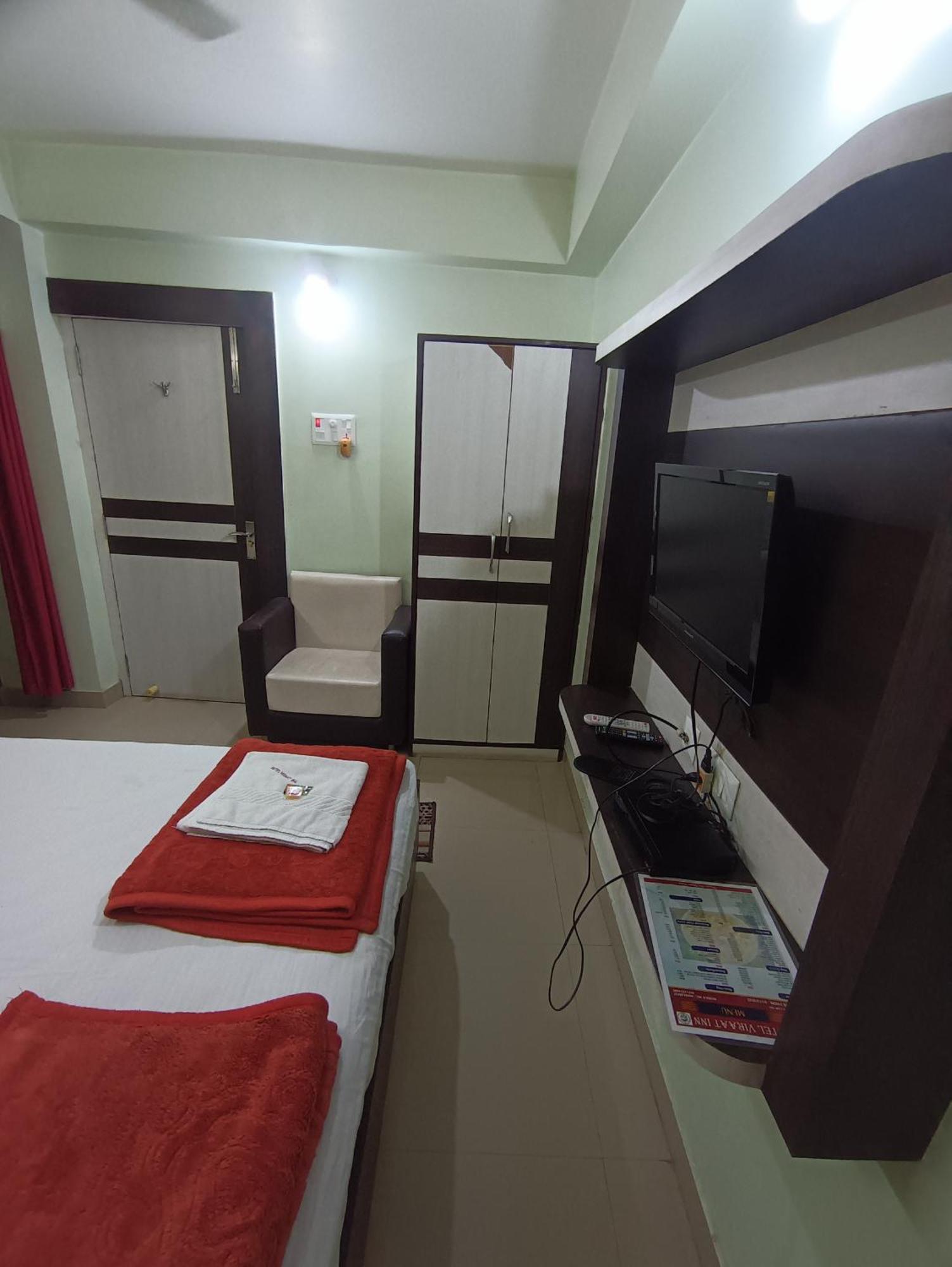 Hotel Viraat Inn Гая Экстерьер фото