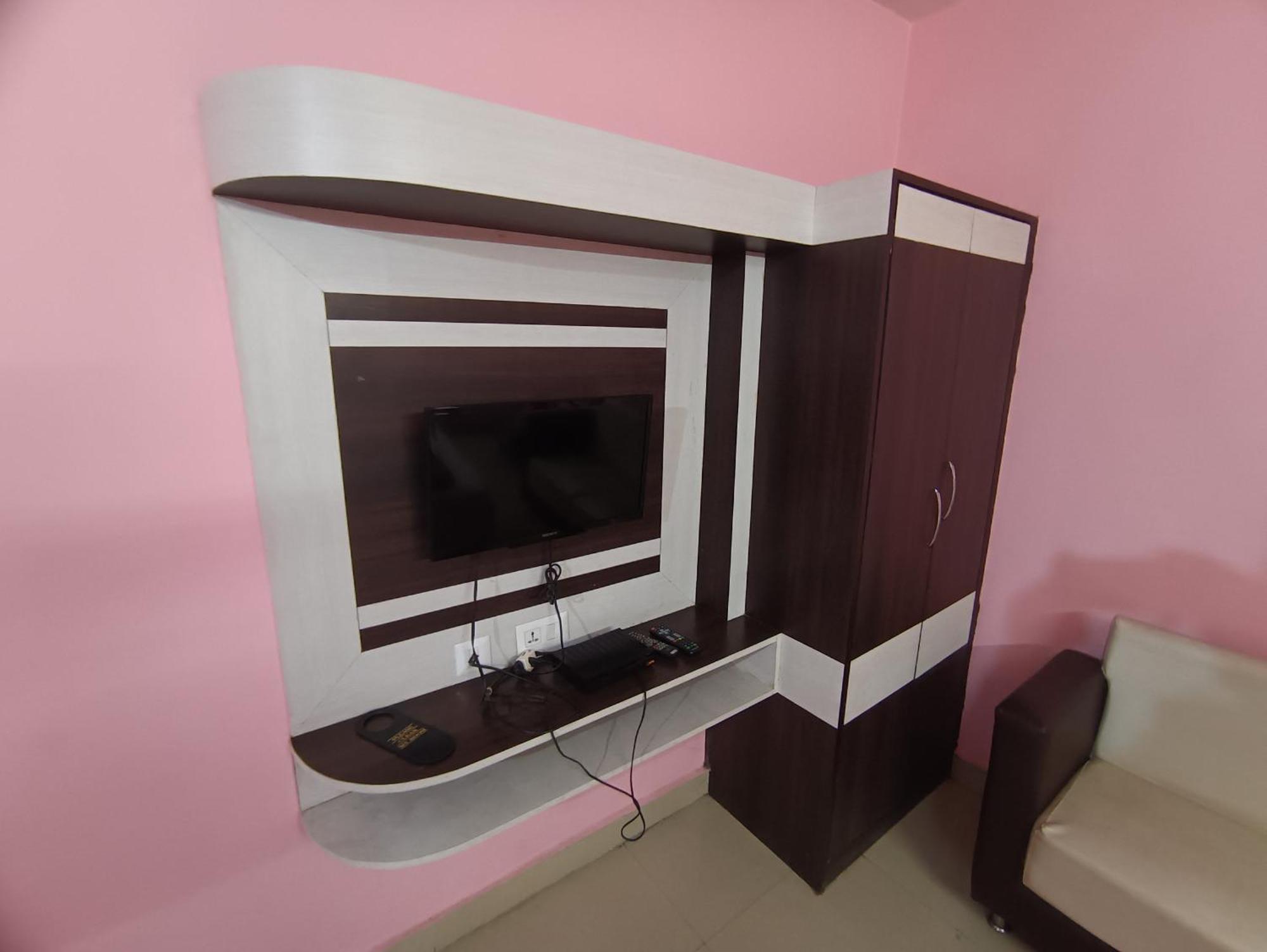 Hotel Viraat Inn Гая Экстерьер фото