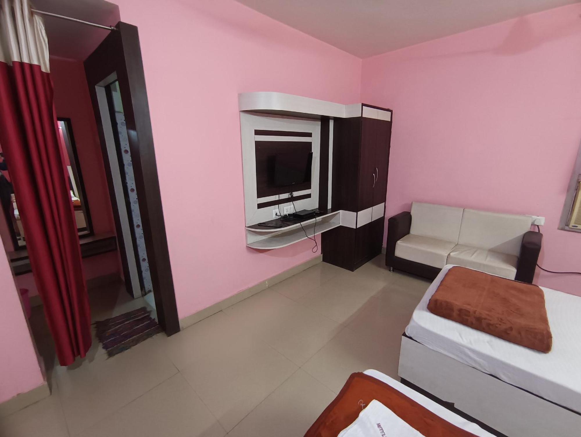 Hotel Viraat Inn Гая Экстерьер фото