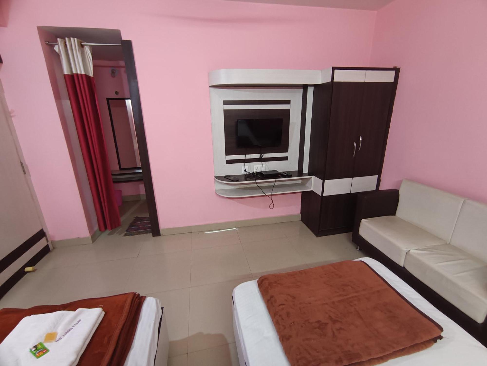 Hotel Viraat Inn Гая Экстерьер фото
