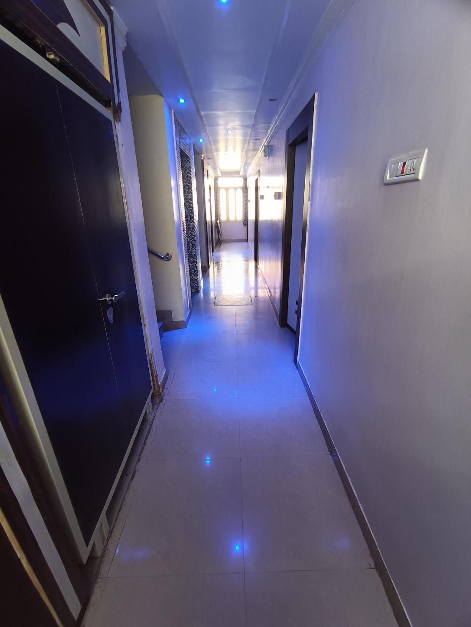 Hotel Viraat Inn Гая Экстерьер фото