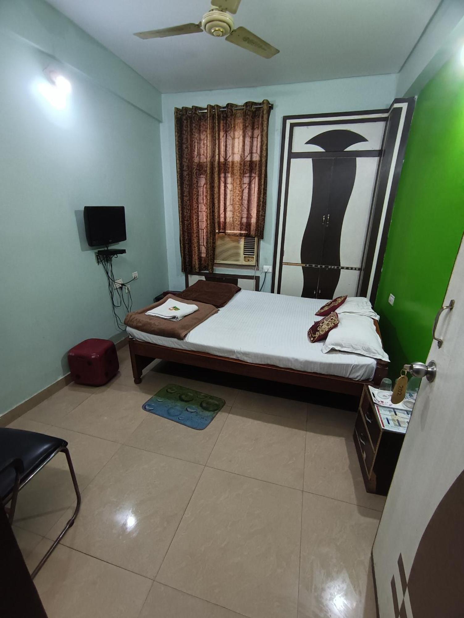 Hotel Viraat Inn Гая Экстерьер фото